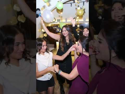 رقص أمل رزق وابنتها لما كتكت في عيد ميلاهما نرمين الفقي ونهال عنبر وأسامة منير بين الحضور