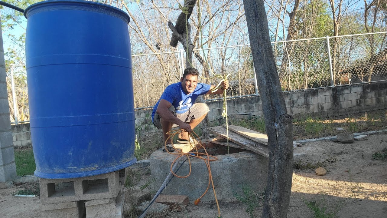 TRABAJANDO EN EL SISTEMA DE RIEGO PARA LAS PLANTAS BEAN EL POCO DE AGUA QUE MANTIENE 