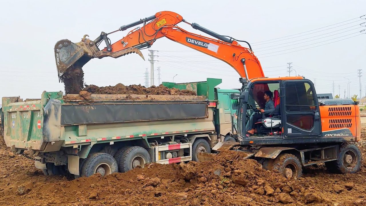 Máy xúc công trường làm việc cùng xe ben, xe trộn bê tông, xe cẩu - Excavator Construction