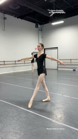 WOAH!! THAT BALANCE 😱 @tessa_rivadulla #ballet #balletclass