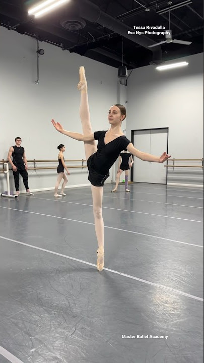 WOAH!! THAT BALANCE 😱 @tessa_rivadulla #ballet #balletclass