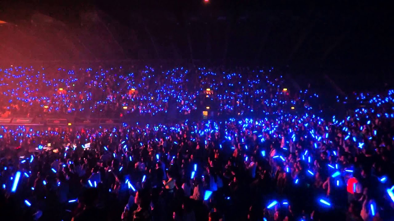 【五月天2014伦敦演唱会】全场关灯，大合唱----知足+入阵曲