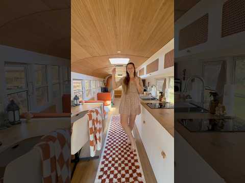 جولة سكولي الجزء الأول Skoolie حياة الحافلة حياة الشاحنة حياة المركبة الترفيهية جولة منزل