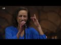 Mathilde Falch fortolker Alex Vargas' 'Solid Ground' | Toppen af poppen | TV 2 PLAY