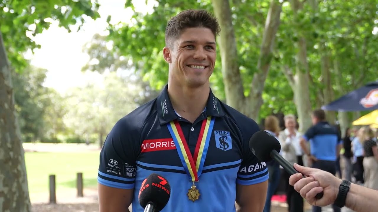 Том Льюис из «Стерта» открывает свою мемориальную доску на Магарей-Гроув