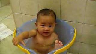 Charlotte's bathtime (5-1/2 mos)