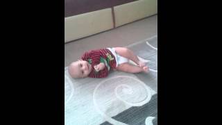 Emeklemeye Çalışan 4Aylık Bebe