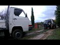 Camion Nissan trade impantanato nel fango , e Toyota lx turbo 4x4 in soccorso