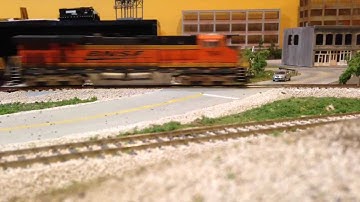 HO Scale BNSF Manifest w/ES44DC (real audio)