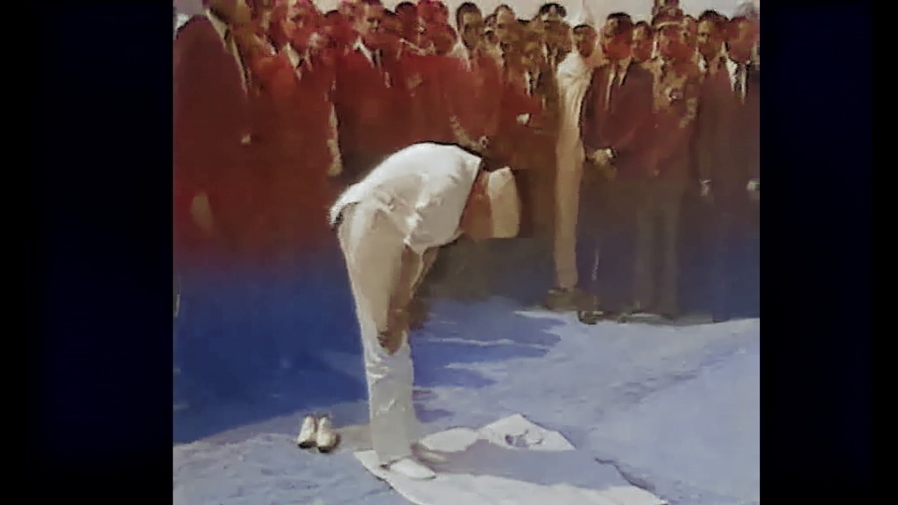 زيارة الملك الحسن 2 لمدينة العيون و الصحراء المغربية مع صلاته الشهيرة في مكان المسيرة - مارس 1985