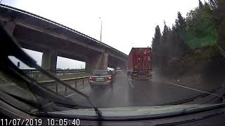 Yağmurlu Havada Tırcı Dorseye Dans Ettiriyor