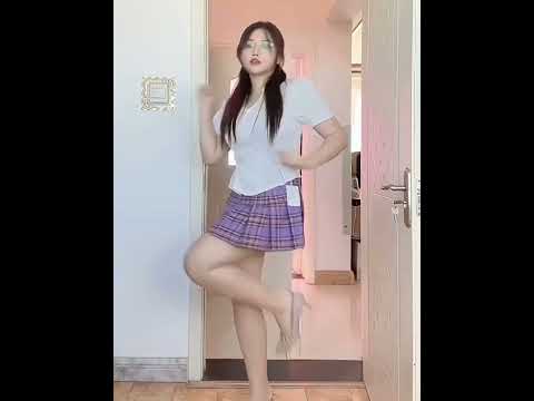 COLEGIALA ASIATICA #falda #mujeres tiktok #bailando