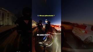 Polis Kızın Önünü Keserse