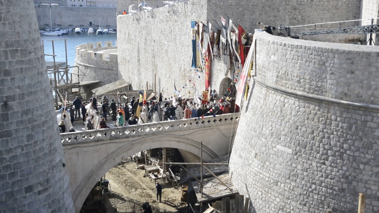 FOTO/VIDEO/SNIMA SE ROBIN HOOD Pao poljubac Tarona Egertona i Eve Hewson! 1 YouTube player