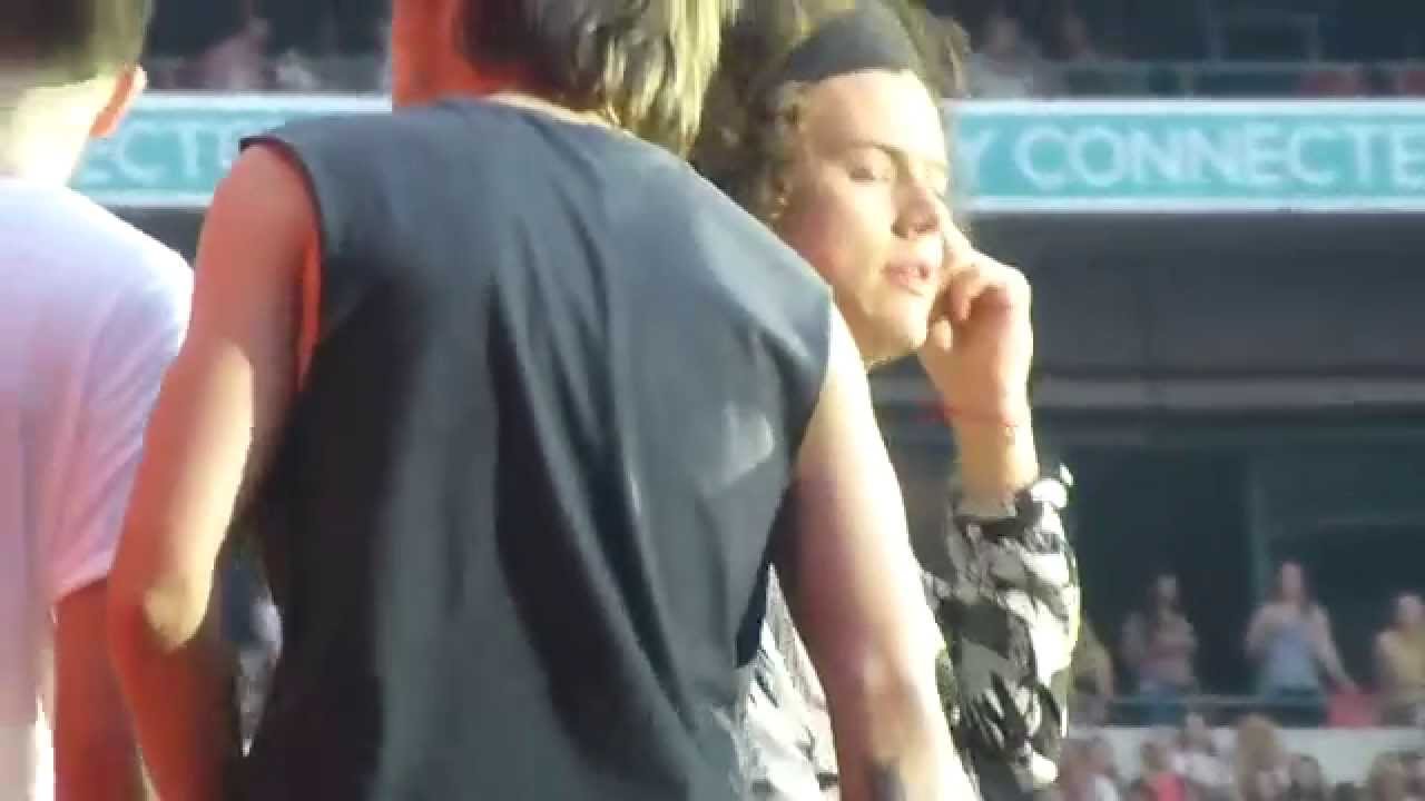 One Direction - Happily (Wembley 8th June 2014)