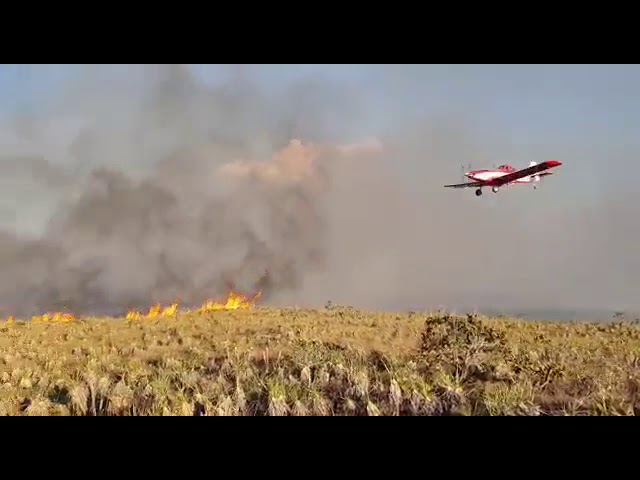 Bombeiros combatem por terra e ar incêndio no Parque Estadual Serra Ricardo Franco