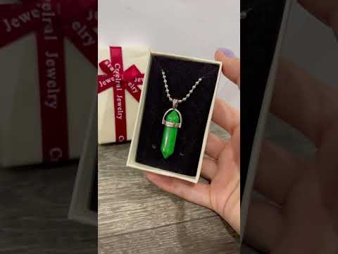 Натуральний камінь Хризопраз кулон маятник у формі кристала шестигранника у подарунковій коробочці, видео 3