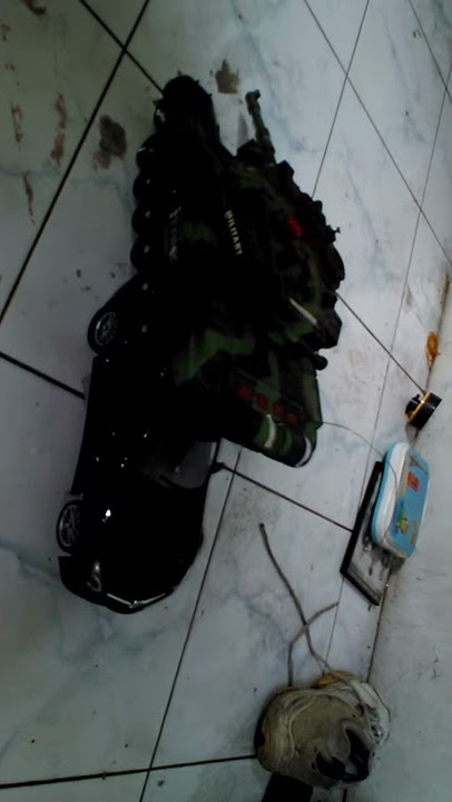 Mobil yang di lindas tank