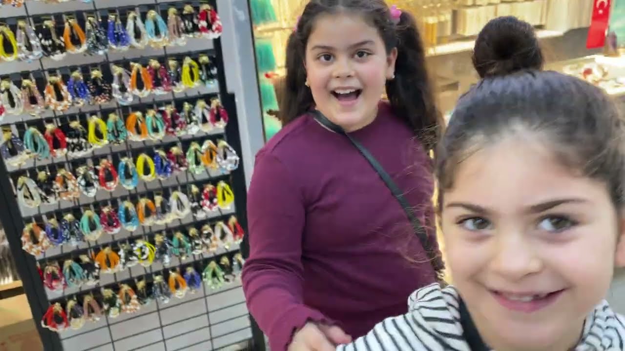 Eminönü Han içerisinde Labubu, Stitch ve Takı bakıyoruz