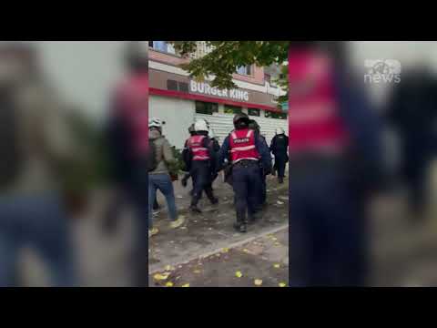 Top News- “Ik! Largohu po të them”, përplasje mes policisë dhe protestuesve, luftë në shesh