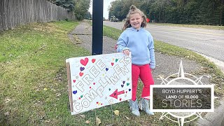 9-year-old girl offering free compliments is doing brisk business