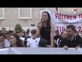 Qytetarja nga protesta: Në Shqipëri s’ka shërbim mjekësor, punëtorët bien nga skelat dhe vdesin