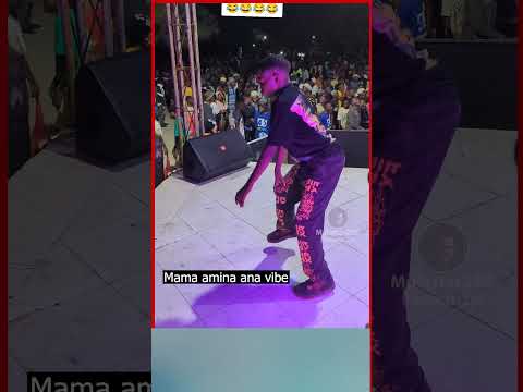 Mama Amina Akivibe Na Wahuni Wake Jukwaani