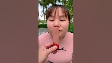 Thử thách với chiếc xúc xích siêu to khổng lồ #shorts #cute