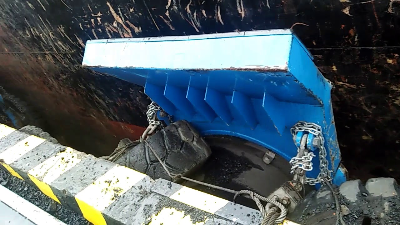 bongkar batu bara di pelabuhan pltu pacitan