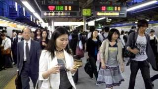 Disembarking from Chuo Line at Shinjuku (100608Tu-1853)
