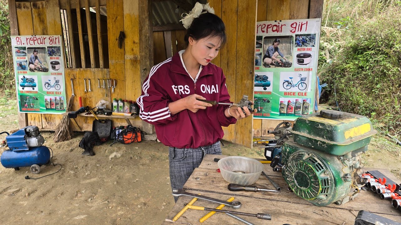 Bi. arranged flowers around the shop and repaired the GX200 engine perfectly.