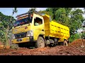 Dump trukmobil truk tanah bongkar timbunan rumah baru