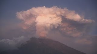 Indonesia cierra tres aeropuertos por la erupción del volcán Agung, en Bali