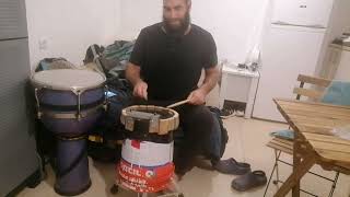 תיפוף על דלי.                   bucket drumming