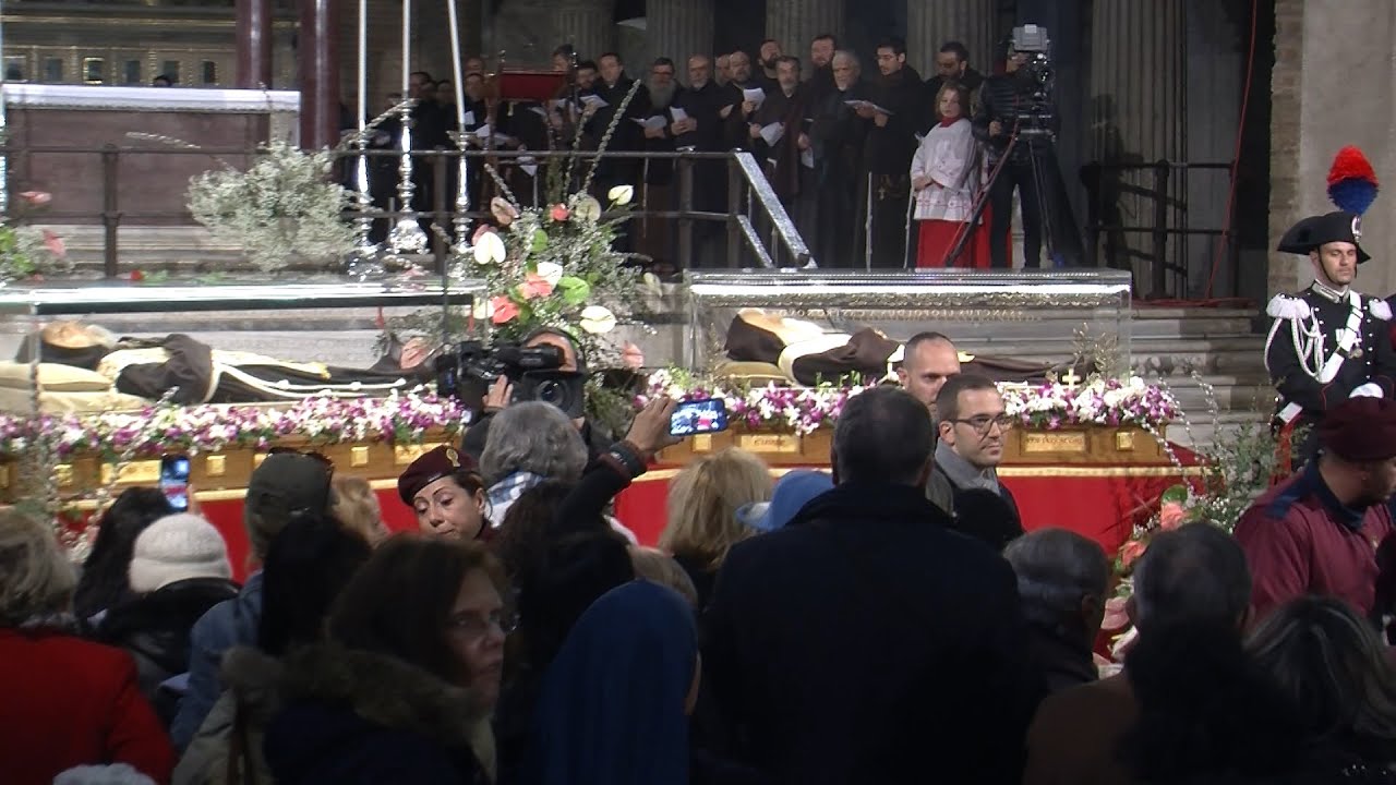 Giunte a Roma le spoglie di Padre Pio, migliaia di fedeli rallentano l'arrivo del Santo