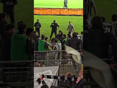 Video Curva Sud Ascoli in azione durante la partita contro l'Arezzo