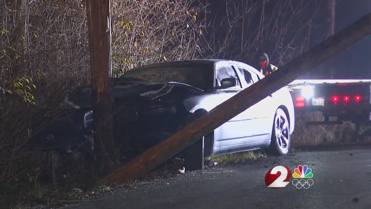 Car crashes into pole in Jefferson Township