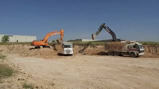 Aynı Sahada Farklı İki Makina Hidromek 230Lc Ve Doosan Dx300 Ekskavatörler