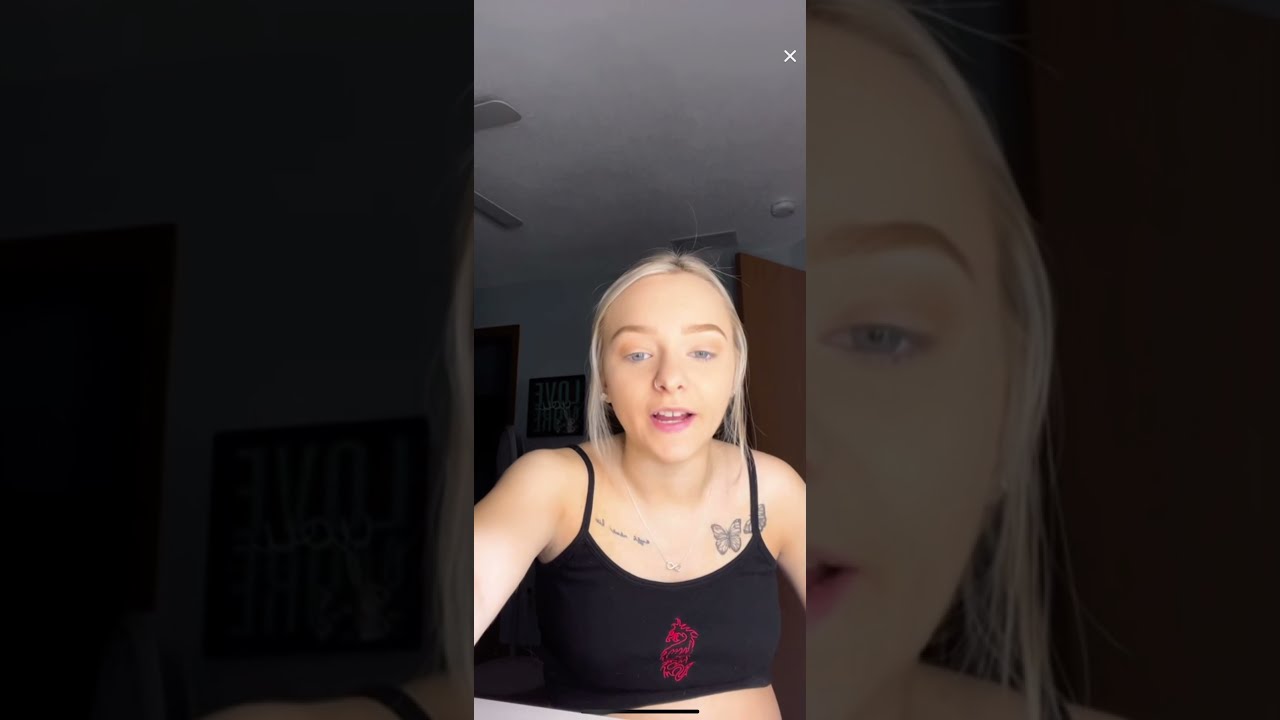 Zoe Laverne show her baby bump - Live 26/08/2021