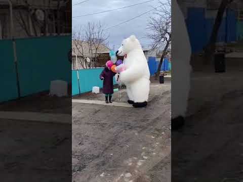 Мишка Умка спешит поздравить с Днем рождения с цветами и шарами, но шарики улетели :)