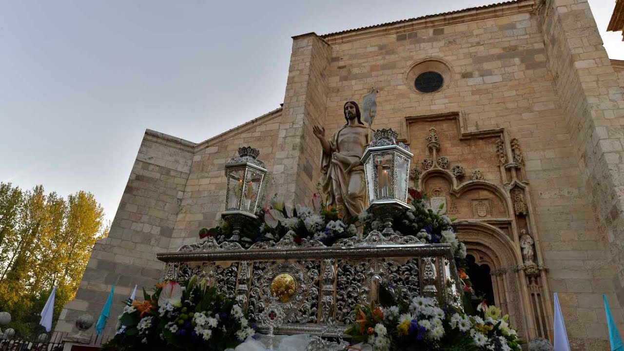Salida de la procesión del Cristo Resucitado y la Virgen de la Salud de la Semana Santa 2023