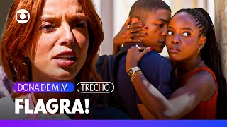 Mal entendido Kami flagra Marlon e Leo abracados e faz barraco Dona de Mim TV Gl