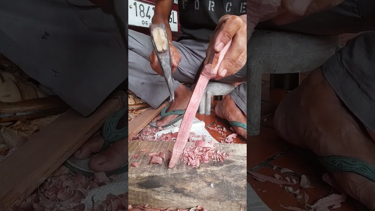 Bentuk awal sendok kayu dengan kapak dari kayu surian #spooncarving #axework #woodworking 