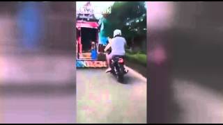 Motor Sürerken Adamın Şortunu Indirdi