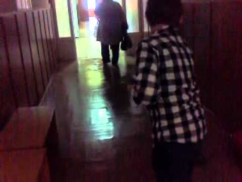 Мальчик моет фары