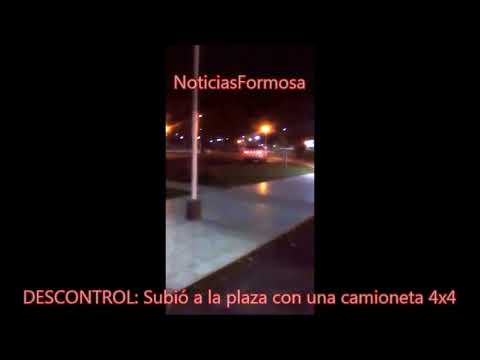 LOCOS AL VOLANTE: SUBIÓ A LA PLAZA CON UNA 4X4