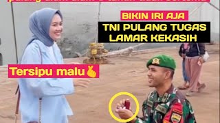 Momen haru bahagia TNI kasih kejutan lamar kekasih saat pulang tugas