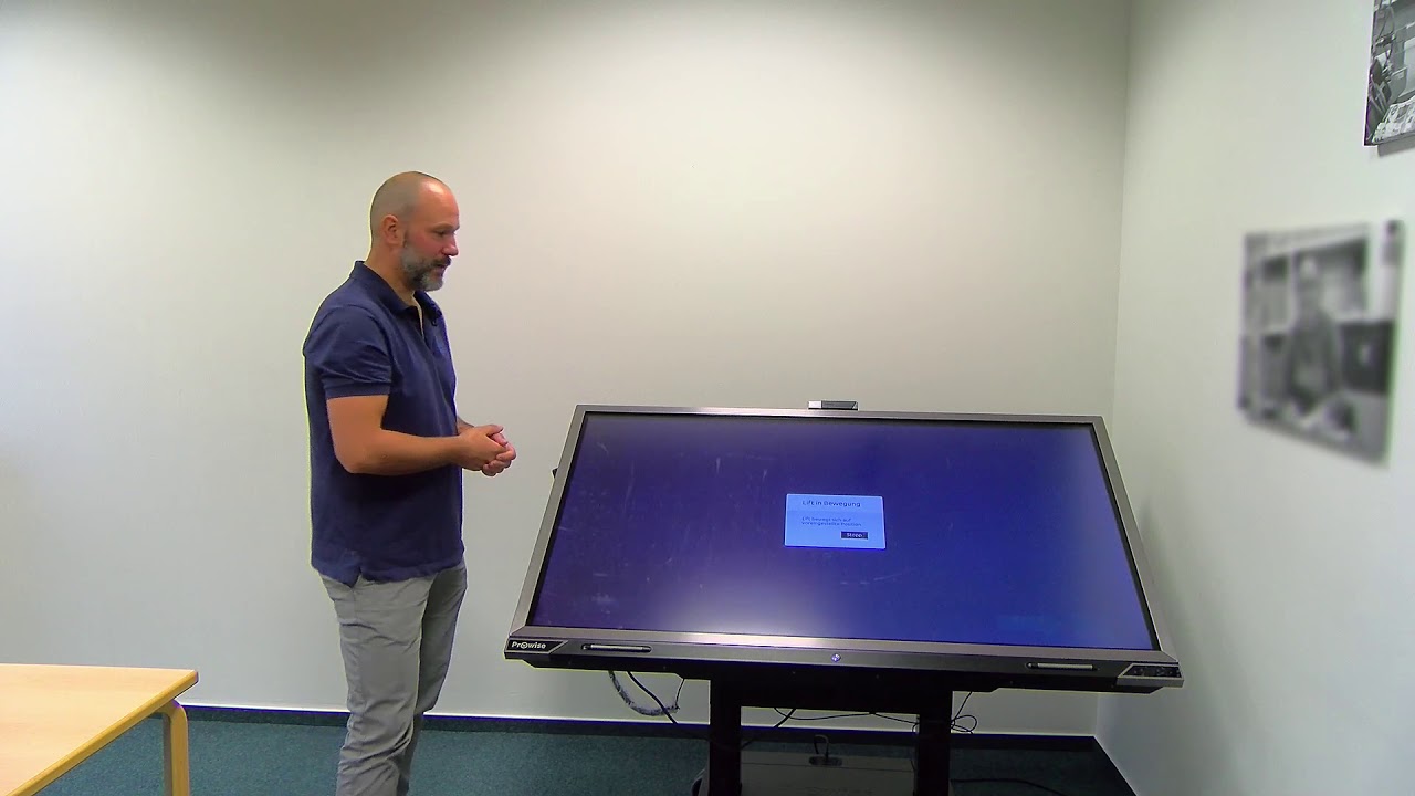 Horizontaler Großbildschirm als Arbeitsfläche