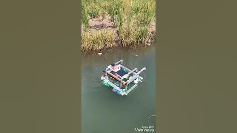 Máy vớt rác trên sông tự chế.