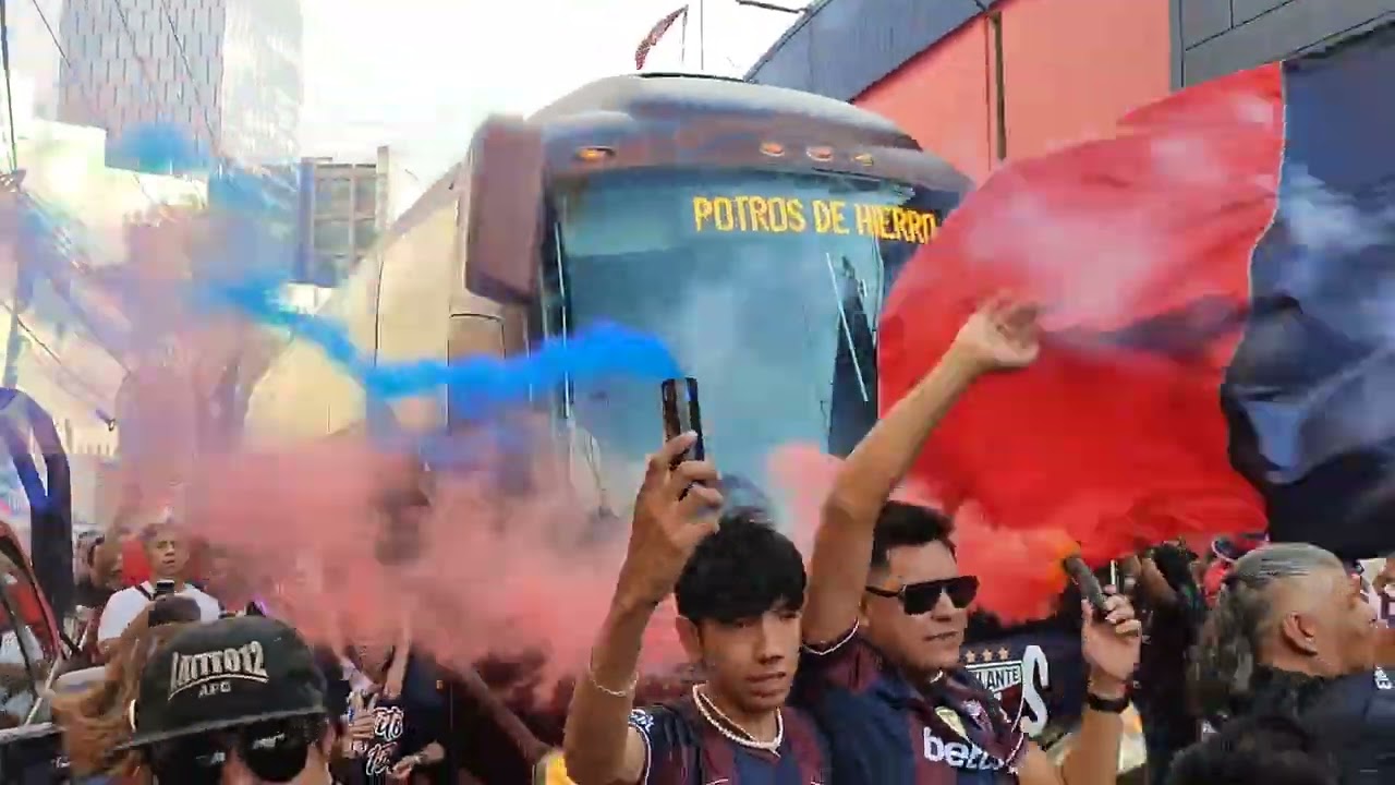 ¡Locura total! ASÍ SE VIVIÓ LA LLEGADA DEL AUTOBÚS DE ATLANTE PREVIO AL CAMPEÓN DE CAMPEONES
